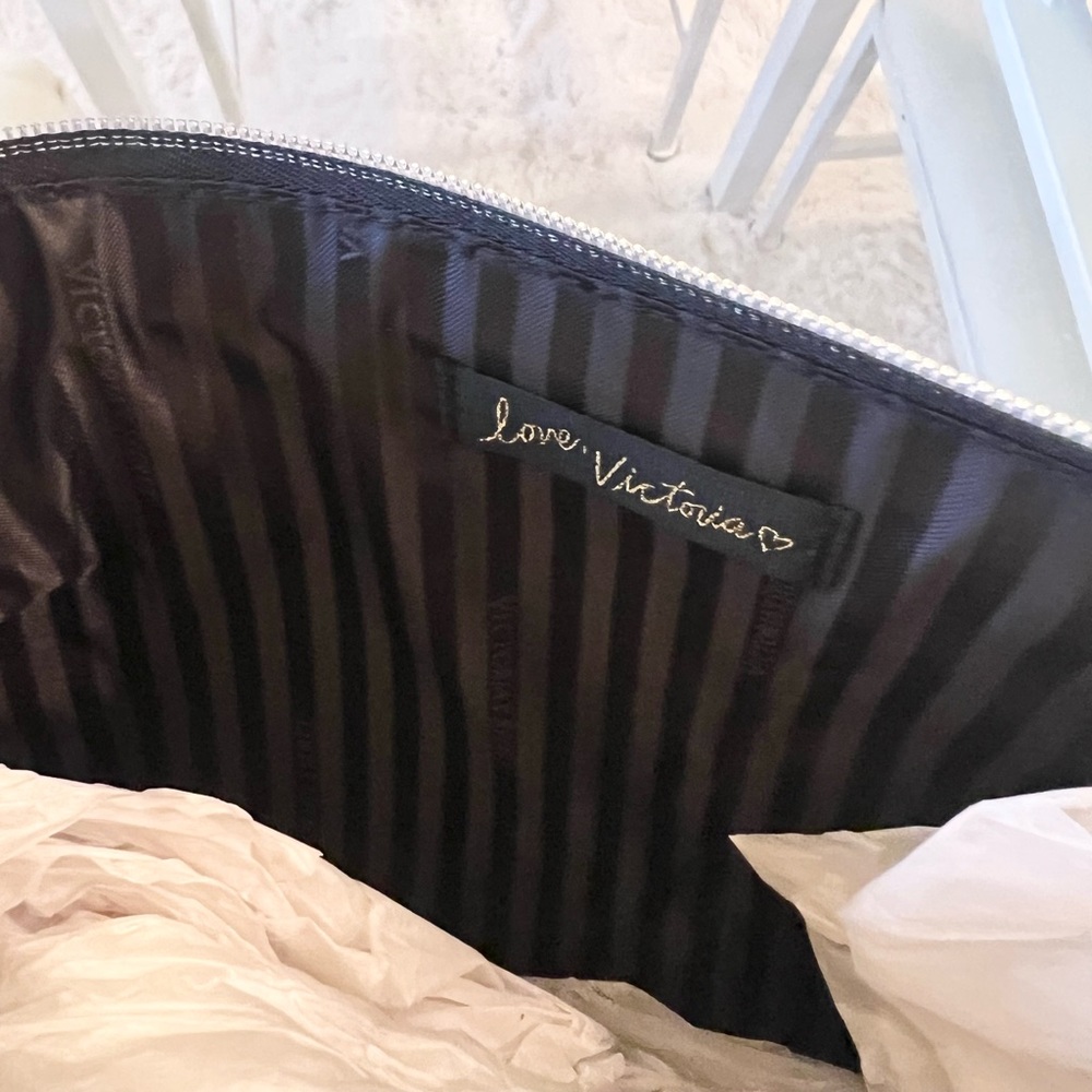 🖤 FAUX FUR Black Cosmetic Case Victoria’s Secret NEW - Picture 2 of 5